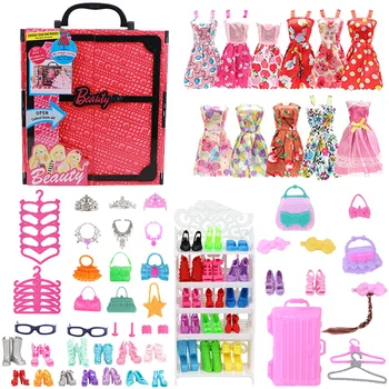 55Pcs/Set Baba Ruhák Kiegészítők=Szekrény+Cipő Rack+Csomagtartó+ Ruha+Cipő+Nyaklánc+Táska+Szemüveg+Akasztó A Barbie Baba