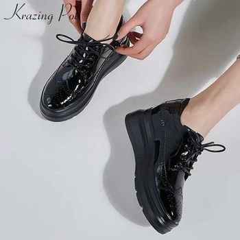 Krazing Pot valódi bőr fehér cipő pattanásos faragott kerek toe vastag alsó csipke szilárd szabadidő nők vulkanizált cipő L22